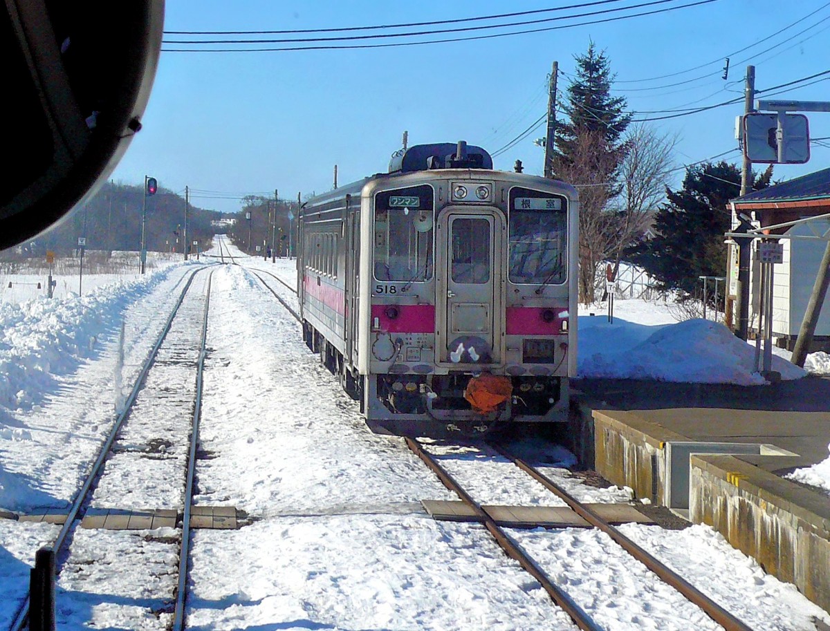 Auf der Hanasaki-Linie: KIHA 54 518 kommt in Chanai entgegen. 19.Februar 2009. 