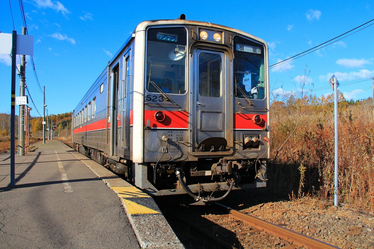 Auf der Hanasaki-Linie: KIHA 54 523 wartet auf mich, damit ich den Bahnhof aufnehmen kann. Oboro, 26.Oktober 2015. 