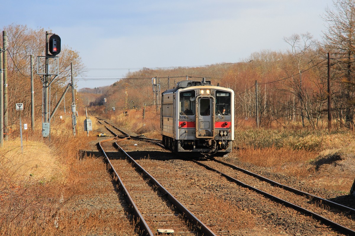 Auf der Hanasaki-Linie: KIHA 54 526 kommt in Chanai entgegen. 26.Oktober 2015. 