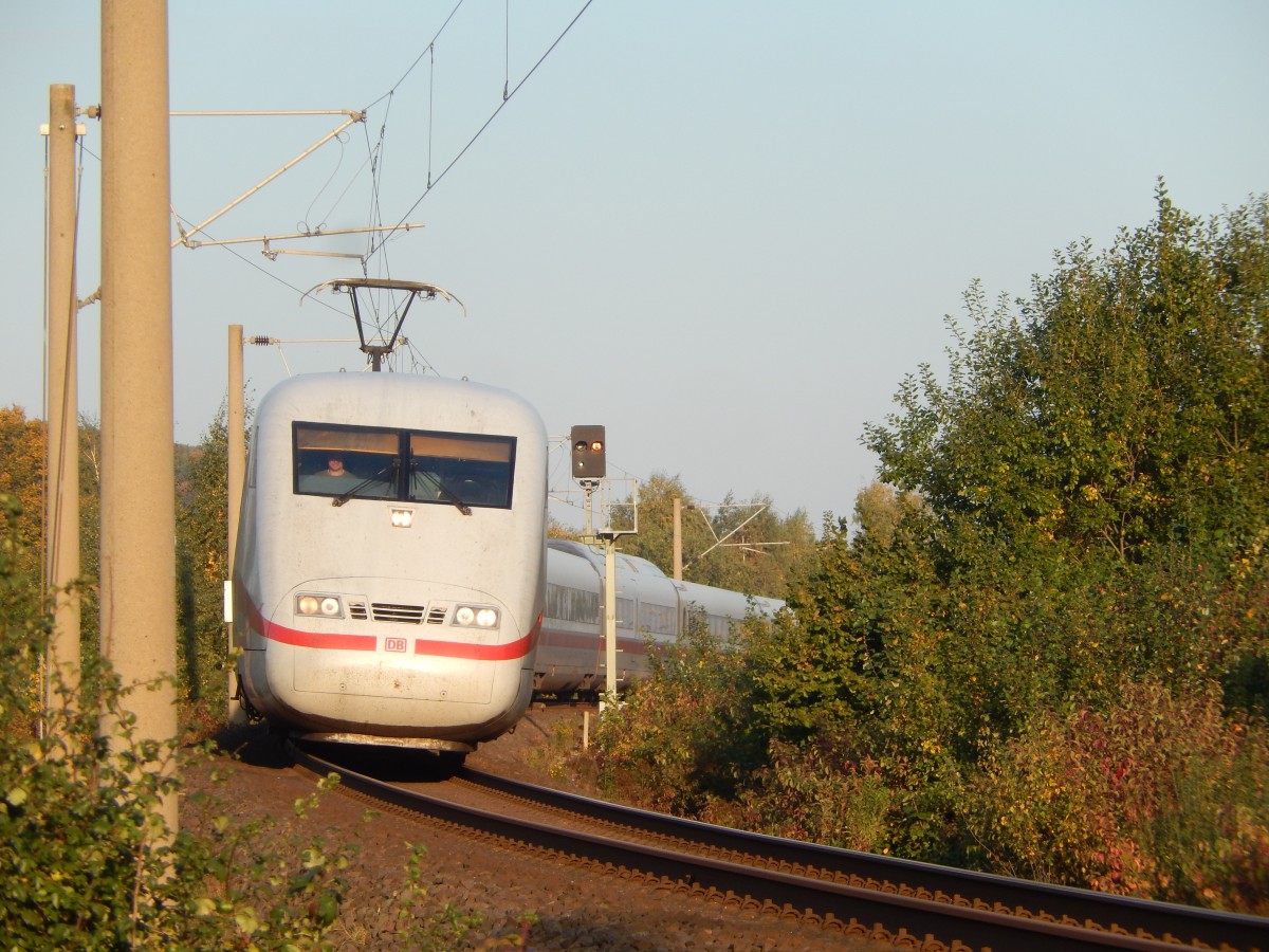 Auf der  Hildesheimer Kurve  rast ein ICE1 von der Hauptstrecke Braunschweig-Hildesheim auf die Schnellfahrstrecke Hannover-Würzburg. 10.10.2015