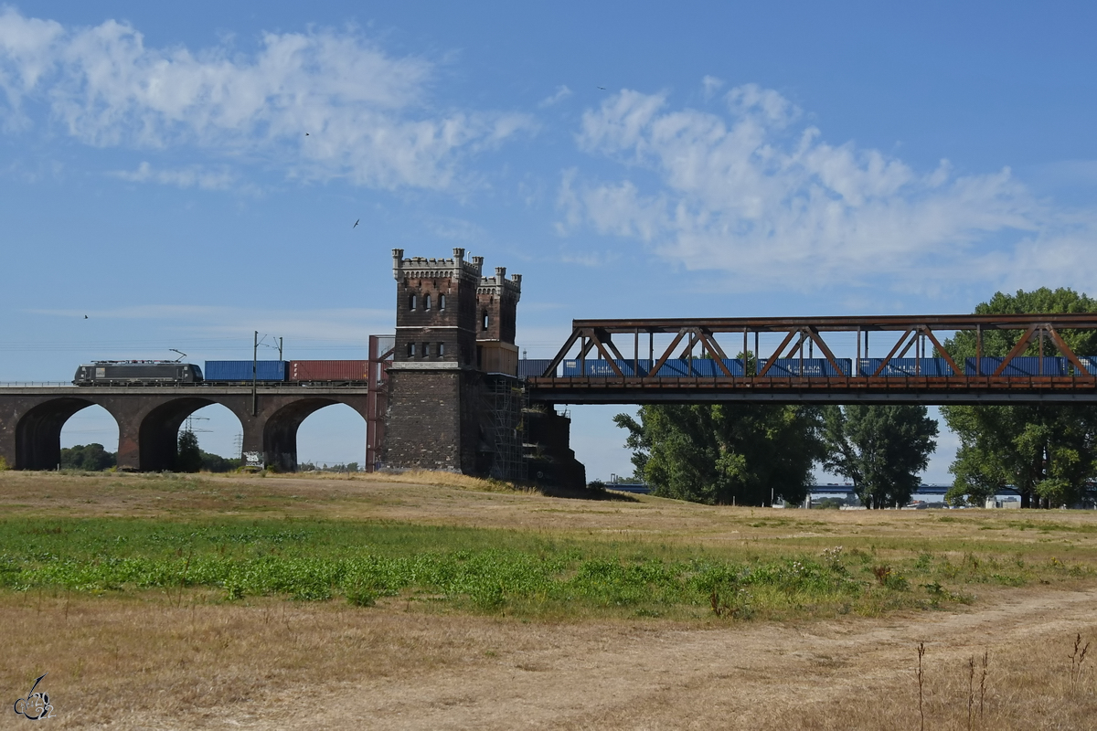 Auf der Hochfelder Eisenbahnbrücke ist gerade ein von der Elektrolokomotive ES64F4-208 gezogener Containerzug  unterwegs. (August 2022)