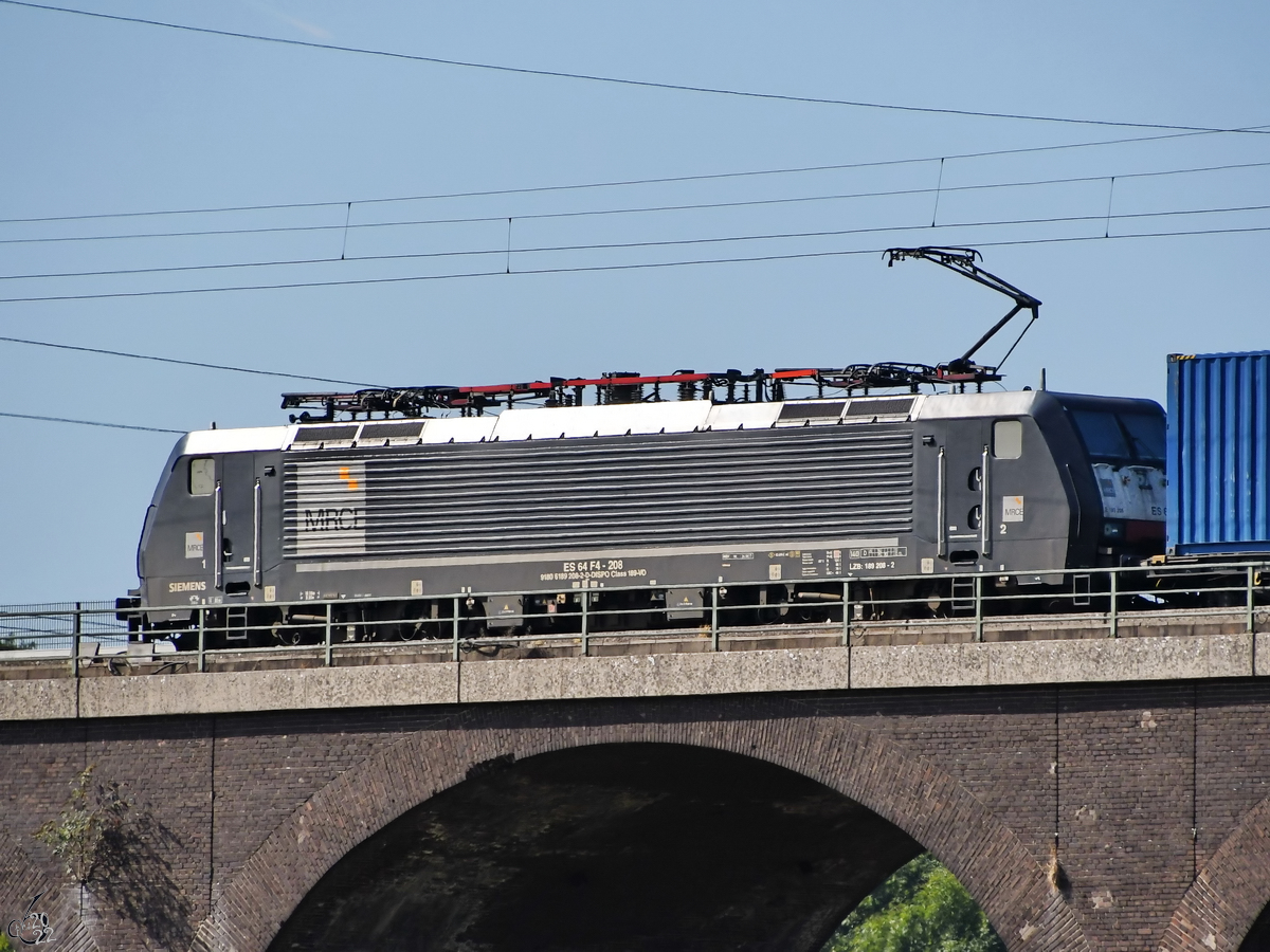 Auf der Hochfelder Eisenbahnbrücke ist gerade die Elektrolokomotive ES64F4-208 mit einem Containerzug unterwegs. (August 2022)