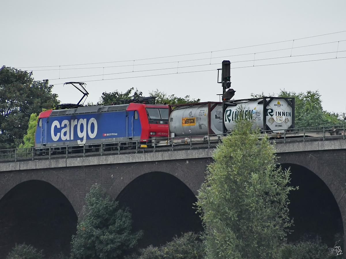 Auf der Hochfelder Eisenbahnbrücke zog die Lokomotive 482 030-4 einen Containerzug. (Duisburg, August 2022)
