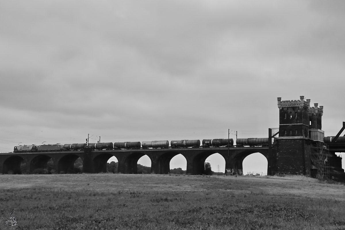 Auf der Hochfelder Eisenbahnbrücke zogen die DeltaRail-Elektrolokomotiven 243 069-3 und 143 009-9 einen Kesselzug Richtung Rheinhausen. (Duisburg, August 2022)