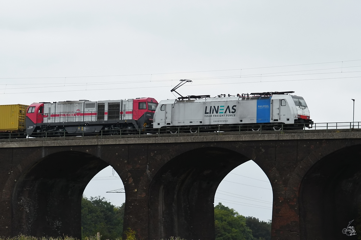 Auf der Hochfelder Eisenbahnbrücke zogen die Lokomotiven 186 500 und 2105 einen Containerzug Richtung Ruhrgebiet. (Duisburg, August 2022)