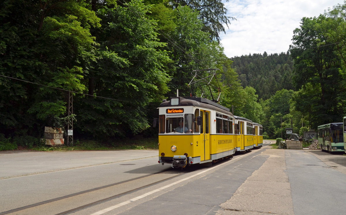 Auf Höhe des Depot der Kirnitzschtalbahn befindet sich auch das Bus-Depot. Am 16.06.16 passiert eine Bahn auf dem Weg zum Kurpark Bad Schandau die Örtlichkeit.