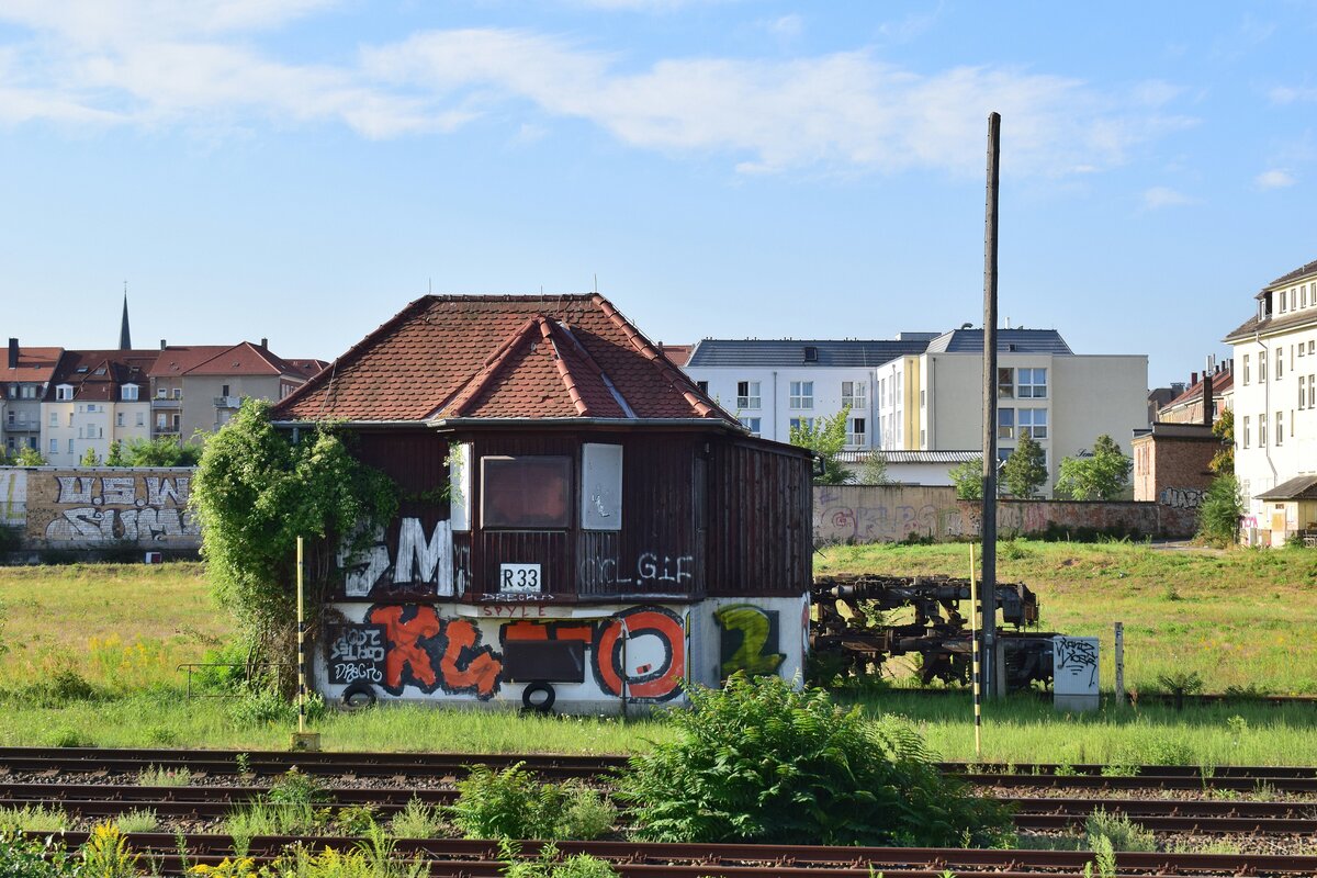 Auf Höhe des ehemaligen Bw Leipzig Hbf Süd steht heute noch das verlassene Stellwerk R33. Fotografiert aus dem RE6 nach Chemnitz.

Leipzig 15.08.2021