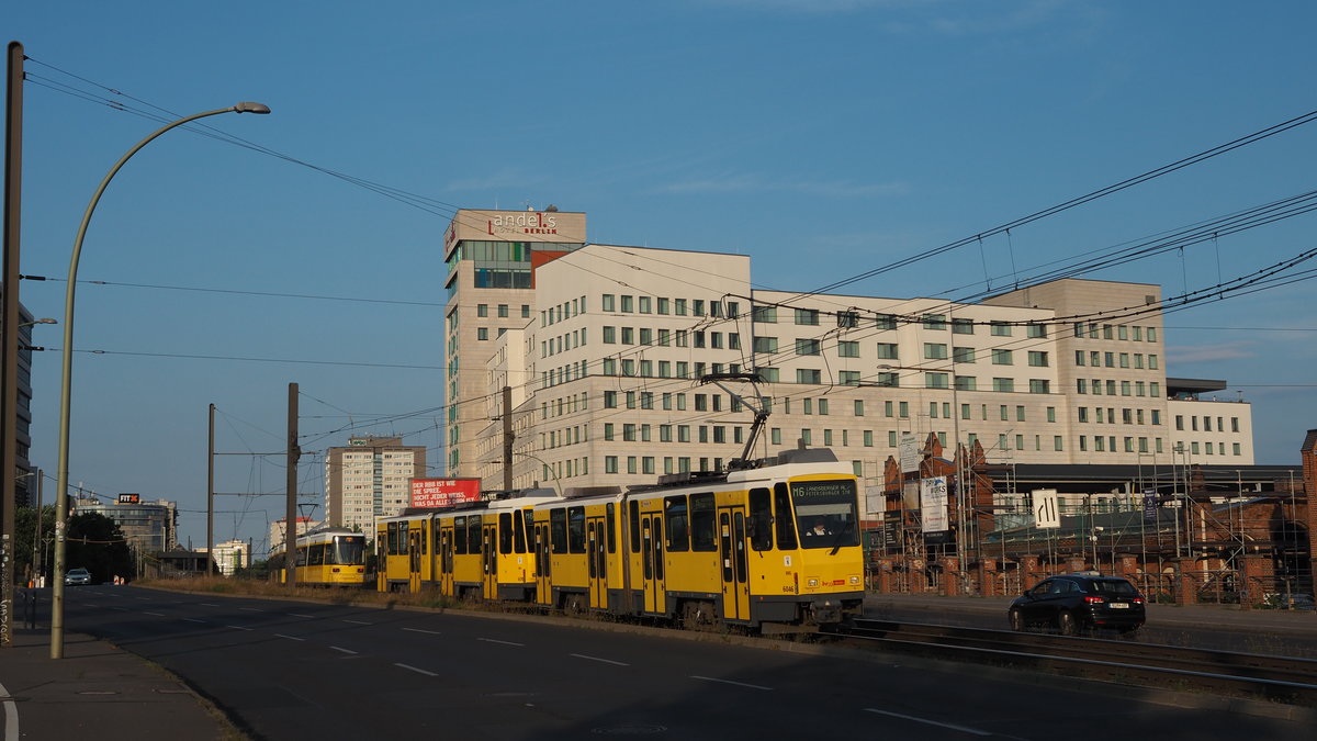 Auf Höhe der S-Bahn-Station  Landsberger Allee  fährt eine Tatra-KT4D Doppeltraktion  (Wagen 6046 und 6170) auf der Linie M6E im besten Sonnenuntergangslicht stadteinwärts, während im Bildhintergrund eine Doppeltraktion der Baureihe GT6 stadtauswärts unterwegs ist. 

Berlin, der 19.08.2020