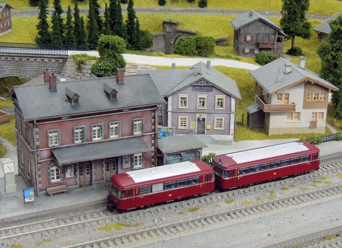 Auf der Holle-Modellbahn in Hessisch-Lichtenau noch hufiger anzuteffen sind diese kleinen Schienenbusse (27.10.2013).