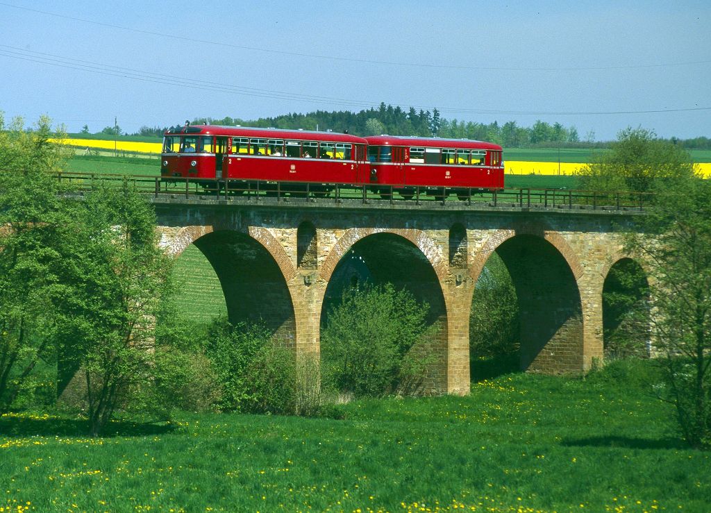 Auf der Hunsrückquerbahn begegnen wir bei Niederkostenz dem 795 240 auf Sonderfahrt am 09.05.1995