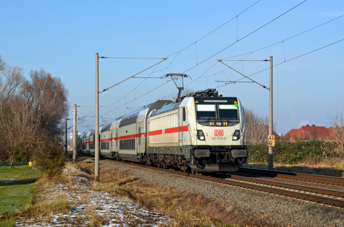 Auf der IC-Linie 56 werden zwischen Norddeich und Leipzig einige Züge mit der BR 147 gefahren. Hier passiert 147 574 mit dem IC 2035 nach Leipzig am 07.12.21 Greppin.