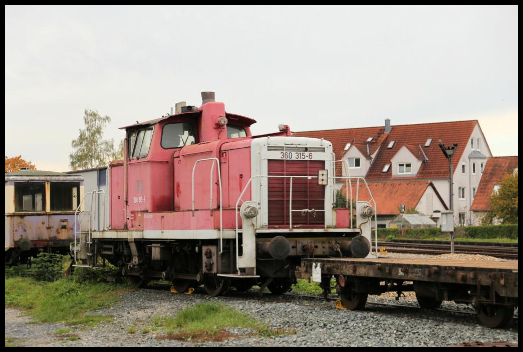 Auf ihre Aufarbeitung und weitere Nutzung durch die Museumsbahner der Dampfeisenbahn Fränkische Schweiz wartet offensichtlich die ehemalige DB Diesel Rangierlok 360315-6 im Bahnhof Ebermannstadt. Am 21.10.2019 stand sie dort vor etlichen anderen Fahrzeugen im Freien. 