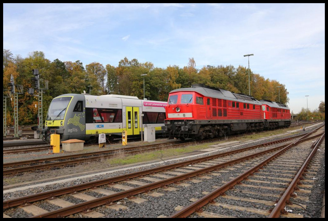 Auf ihre nächsten Einsätze warten hier am 22.10.2019 am nördlichen Bahnhofskopf in Marktredwitz der Agilis VT 650717 und die Ludmillas der DB 232498 und 232201. 