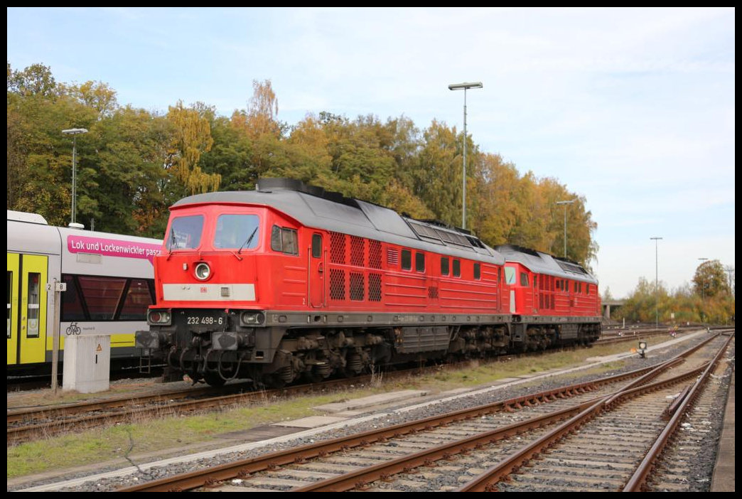Auf ihre nächsten Einsätze warten hier am 22.10.2019 am nördlichen Bahnhofskopf in Marktredwitz die Ludmillas der DB 232498 und 232201. 