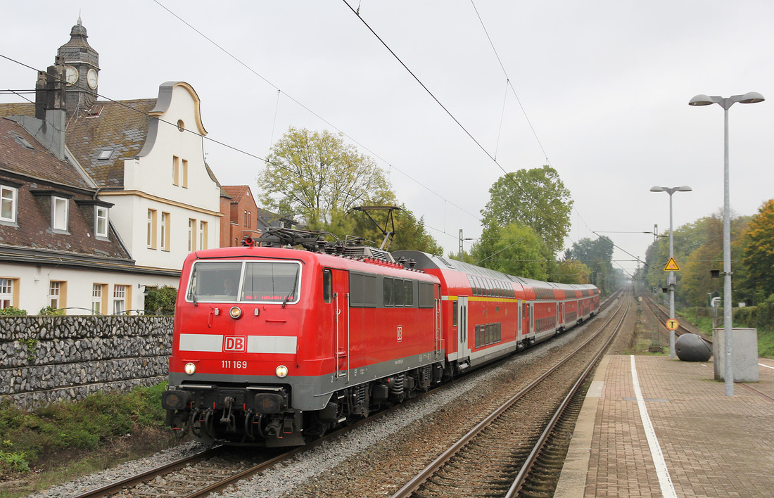 Auf ihrem Weg nach Aachen durchfährt 111 069 mit dem RE 4 die Stadt Erkrath ohne Halt.
Aufgenommen am 9. Oktober 2017