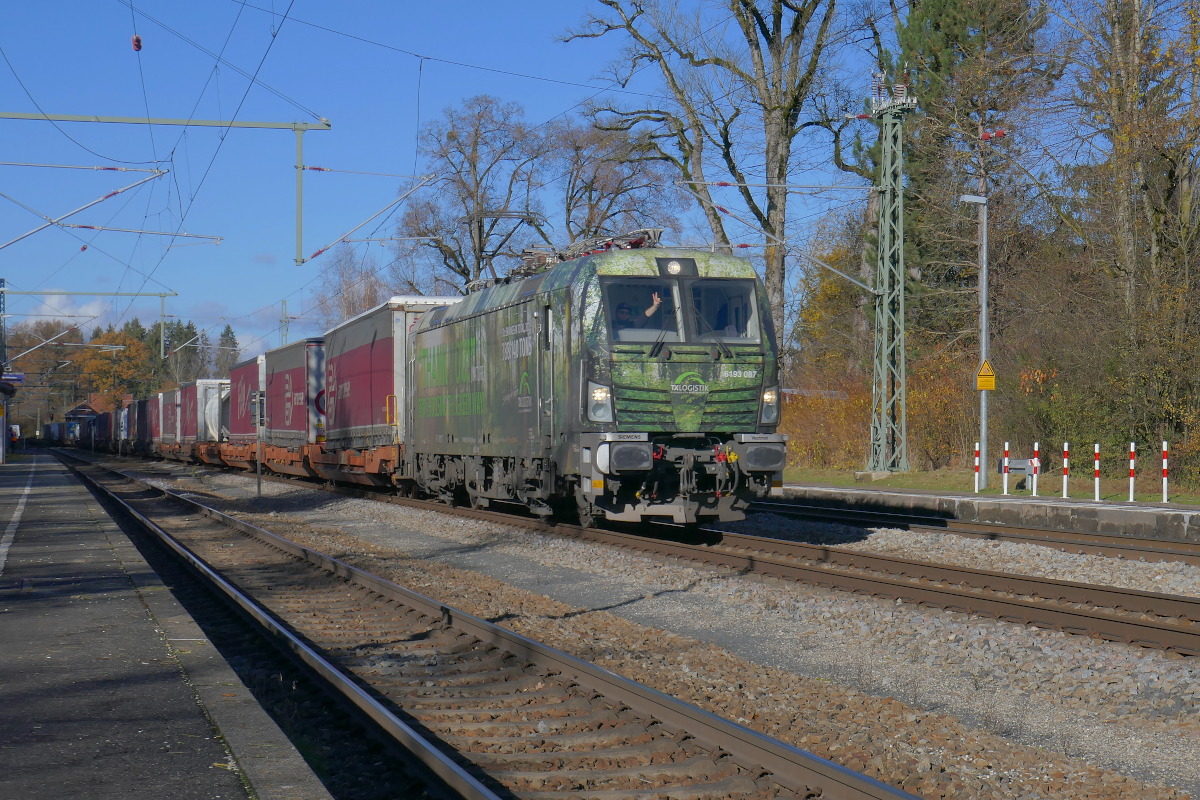 Auf ihrem Weg nach Kufstein und vielleicht weiter nach  Bella Italia  durchfährt Vectron 6193 087 den Bahnhof Aßling in Oberbayern an der Strecke München - Rosenheim. Die Lokomotive gehört Railpool und ist vermietet an TXL, welche sie mit der Aufschrift  Thank You For Choosing The Green Way  versehen hat. Der freundliche Lokführer sei hiermit gegrüßt!
Aßling, Mittwoch, 23. November 2022