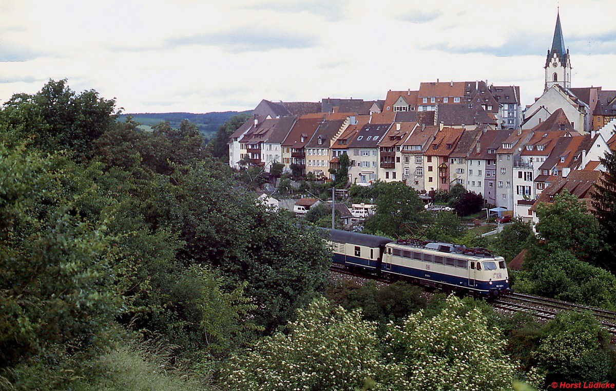 Auf ihrem Weg nach Singen durchfährt eine 110.3 im Juni 1999 Engen