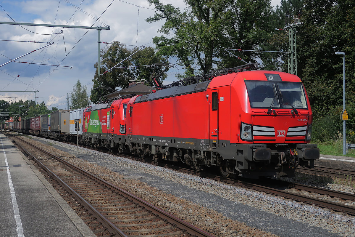 Auf ihrem Weg von Norddeutschland nach Italien durchfahren zwei Vectron der DB Aßling in Oberbayern. Es sind die Maschinen 193 315 und 193 357, letztere mit der Aufschrift  Das ist grün . 3. September 2020.