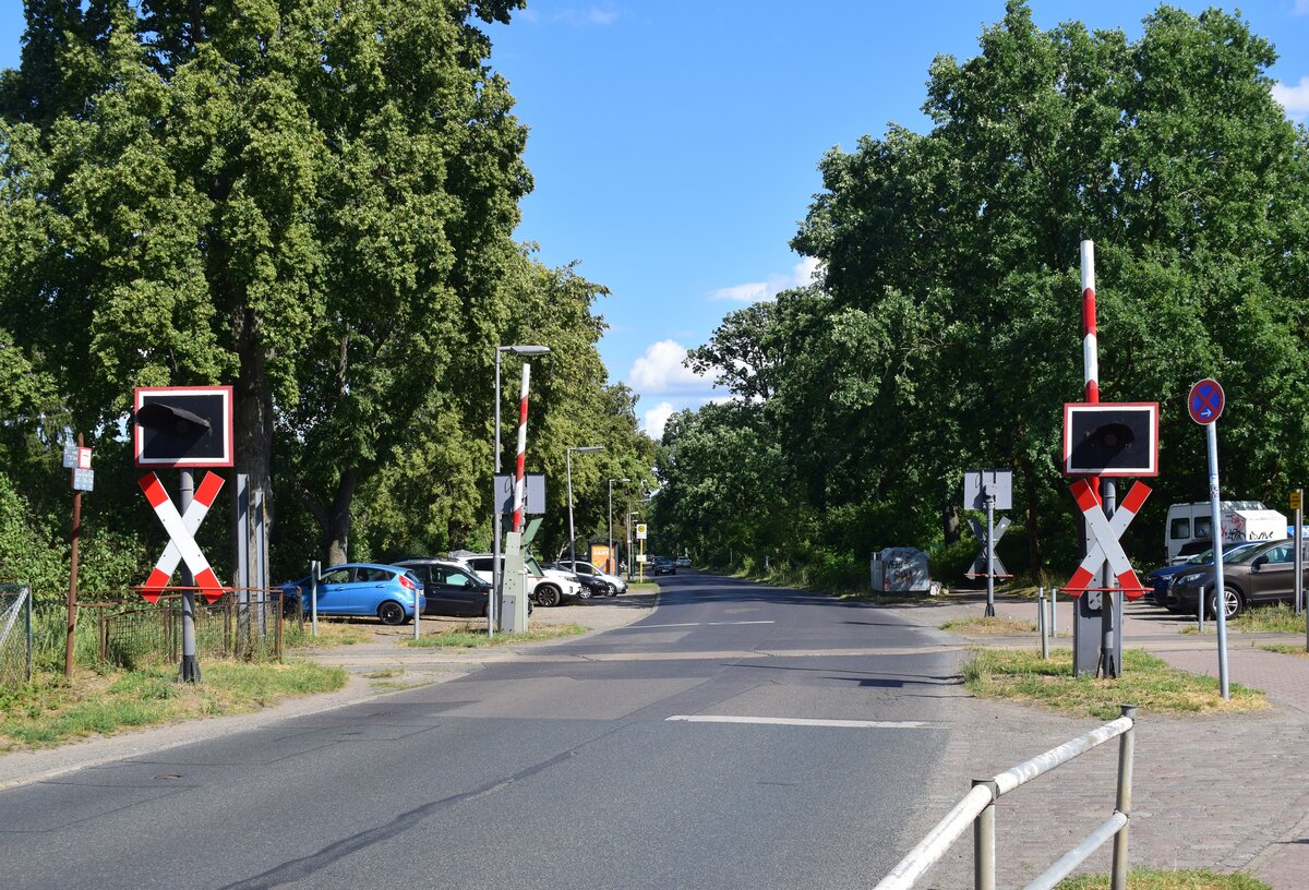 Auf den Industriestrecken in Berlin lassen sich noch eine Bahnübergangsraritäten finden. In Berlin Spandau an der ehemaligen Bötzowbahn welche heute nur noch bis Johannisstift zum BW der HVLE führt findet sich noch dieser Blinklicht Bahnübergang an der Radelandstraße. Sehenswert sind auch noch die alten Schrankenbäume.

Berlin 20.07.2023