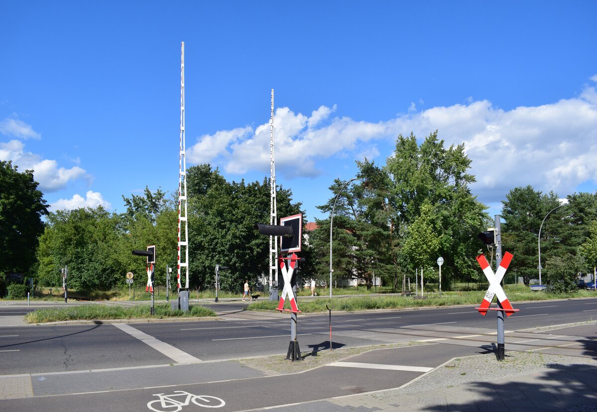 Auf den Industriestrecken in Berlin lassen sich noch eine Bahnübergangsraritäten finden. In Berlin Spandau an der ehemaligen Bötzowbahn welche heute nur noch bis Johannisstift zum BW der HVLE führt befindet sich auf dem Falkenseher Chaussee dieser interessante Bahnübergang. Auffällig ist das sich hier die Schrankenbäume auf der Mittelinsel befinden und es keine Schranken für Fußgänger gibt. Ebenfalls ist die Schrankenkonstruktion sehenwert. Eine Bauart welche ich außerhalb von Berlin noch nie gesehen habe. Für den Straßenverkehr gibt es hier Blinklichtanlagen während es für den Fußgängerverkehr wohl Standlichtanlagen gibt.

Berlin 20.07.2023