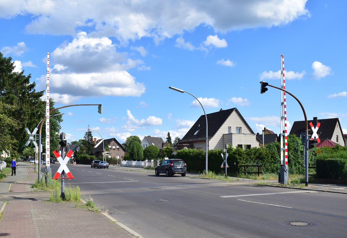Auf den Industriestrecken in Berlin lassen sich noch eine Bahnübergangsraritäten finden. In Berlin Spandau an der ehemaligen Bötzowbahn welche heute nur noch bis Johannisstift zum BW der HVLE führt befindet sich dieser interessante Bahnübergang an der Dyrotzer Straße. Auffällig sind hier die Schrankenkonstruktionen welche ich außerhalb von Berlin noch nie gesehen habe und das es hier lediglich für den Straßenverkehr Schranken gibt und für den Fußgängerverkehr nicht.

Berlin 20.07.2023