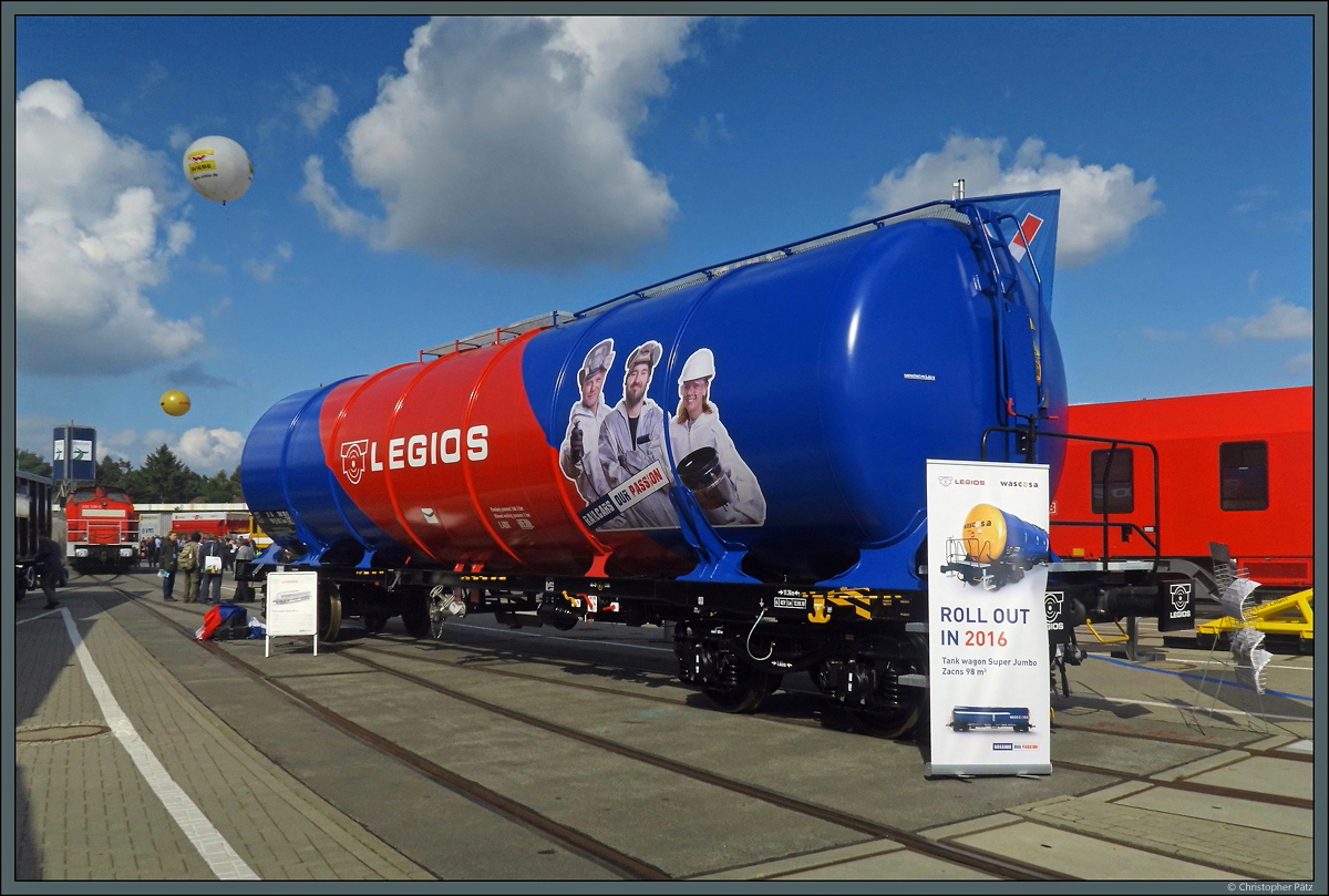 Auf der Innotrans in Berlin präsentierte der tschechische Güterwagenproduzent Legios den Kesselwagen Zacns 54 CZ-LGSL 7846 000-9 mit 98 m³ Fassungsvermögen. (21.09.2016)