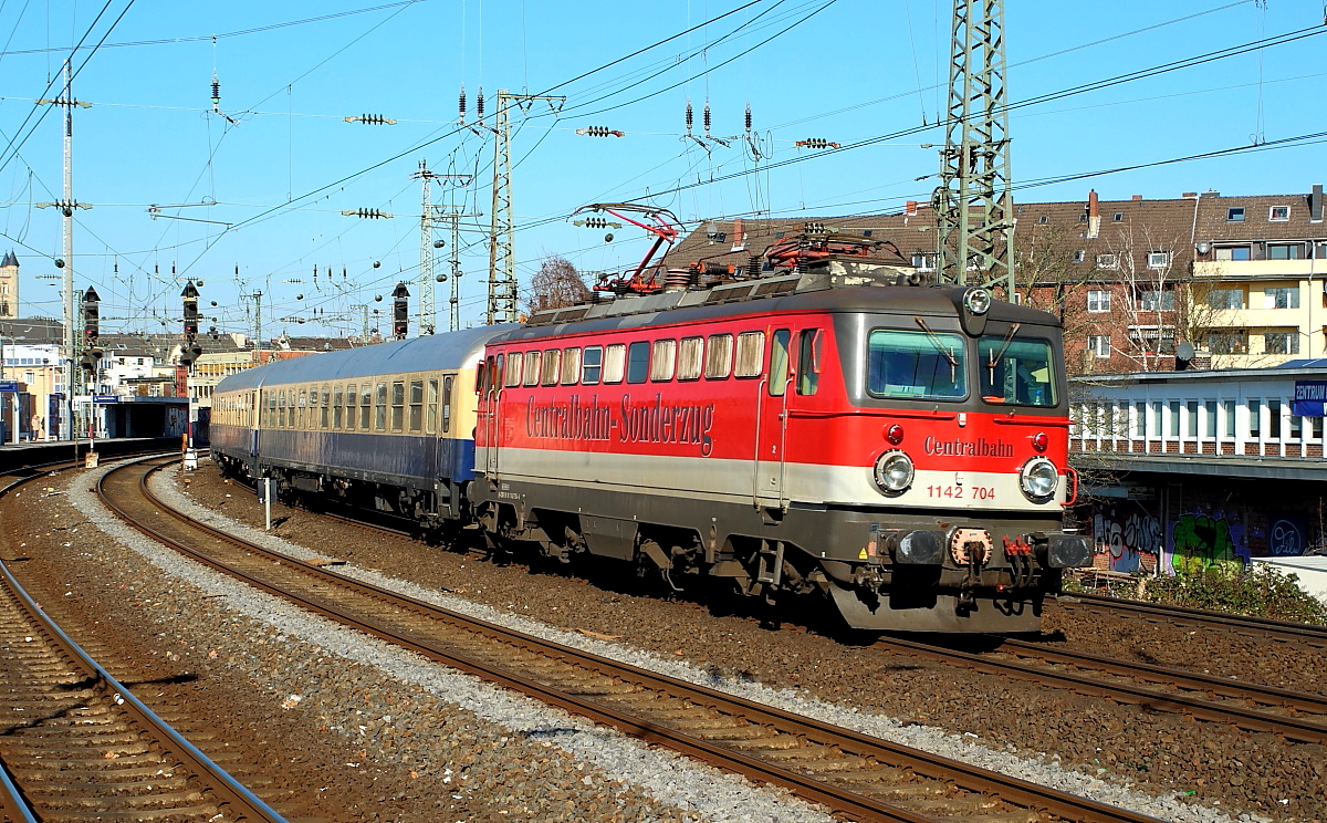  Auf ins feuchtfröhliche Wochenende  oder so ähnlich könnte man diese Aufnahme betiteln, denn es zeigt die Centralbahn-1142 704 vor dem mit Feierbiestern gefüllten Fun-Express von Eurostrand, auch als  Hetzerather  bekannt, am 23.02.2018 in Höhe der S-Bahn-Station Düsseldorf-Volksgarten
