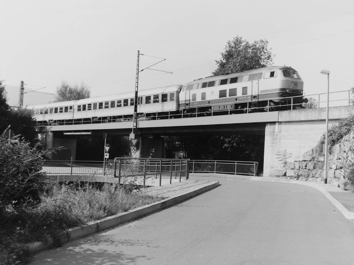 Auf der Itterbrücke ist die 215 141 bei der Ausfahrt in Eberbach am Neckar zusehen, hier kommt sie mit einer RB am Haken am 25.8.1997 auf den Film gebannt.