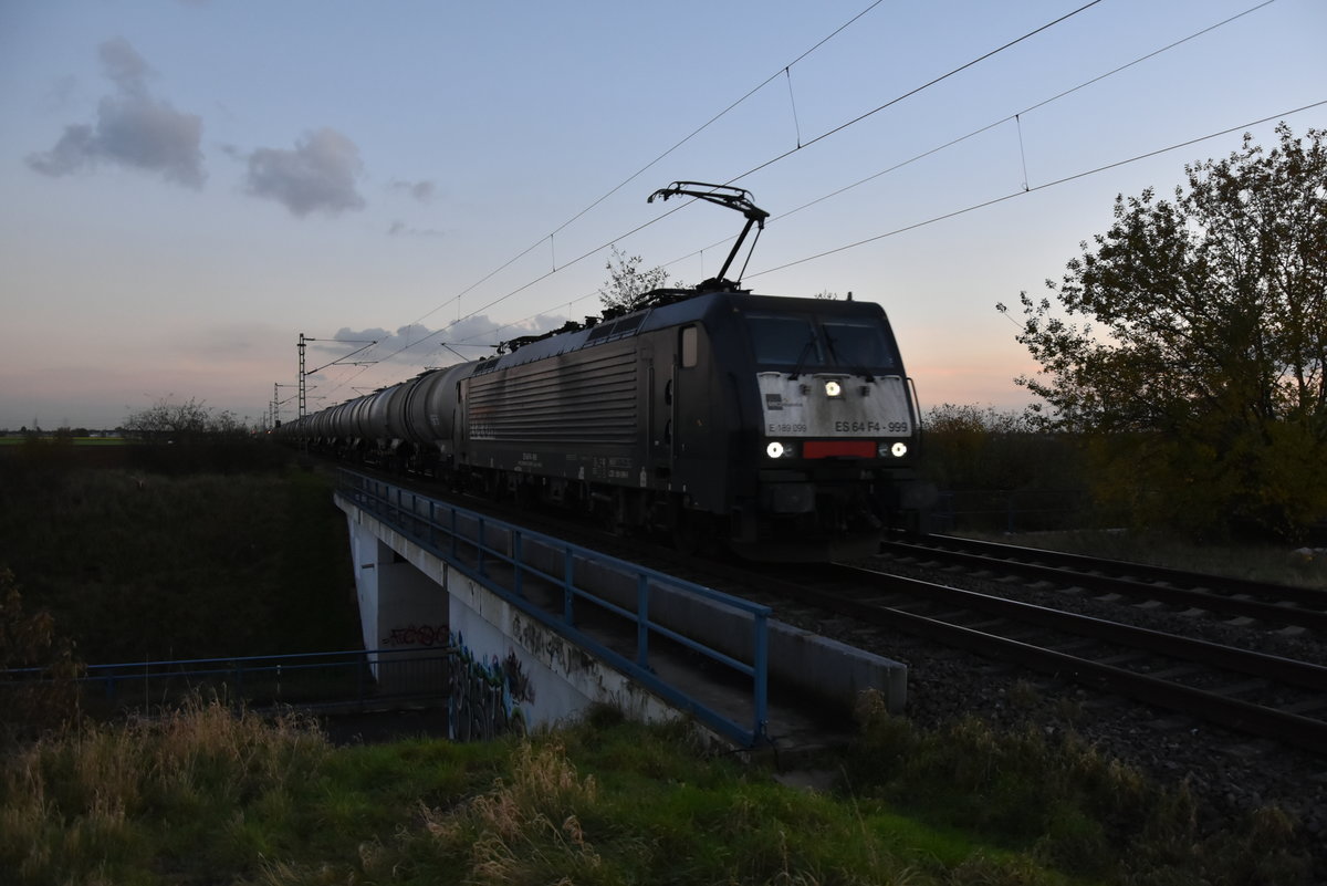 Auf der K33 Brücke bei Allerheiligen kommt am heutigen Abend die Locon 189 099 mit einem Öler am Haken gen Neuss gefahren. Freitag den 17.11.2017