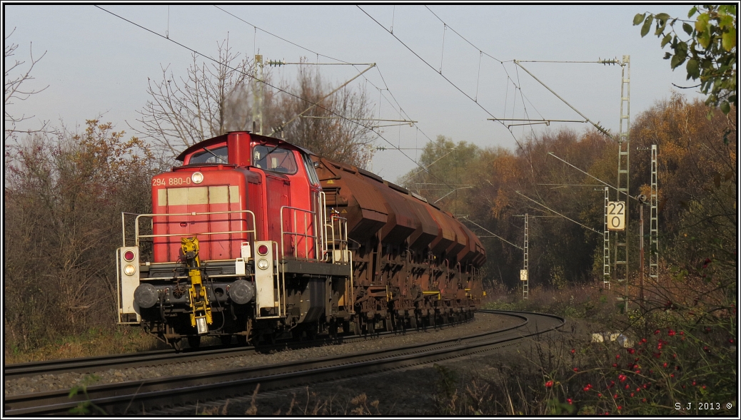 Auf der KBS 485 unterwegs. Die 294 880-0 mit einen Übergabezug am Haken.Bildlich festgehalten Anfang Dezember 2013 bei Rimburg,(Übach Palenberg).