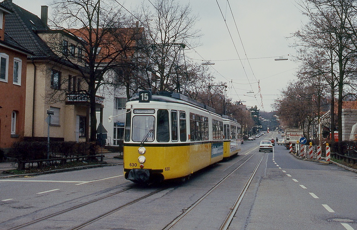 Auf der Kirchheimer Straße in Sillenbuch ist der GT4 630 mit einem weiteren GT4 im Februar 1997 nach Heumaden unterwegs