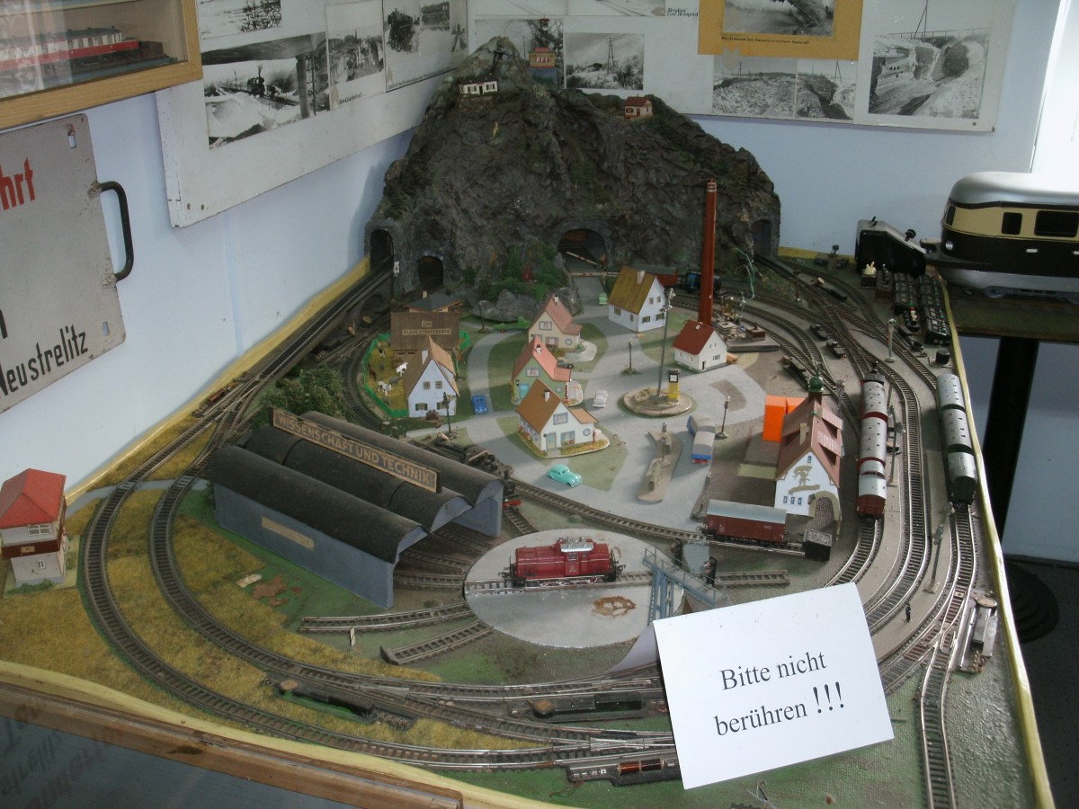 Auf dieser kleinen H0-Anlage kommen noch Schienen aus DDR Produktion zum Einsatz.Aufgenommen in Ghren am 13.September 2013.