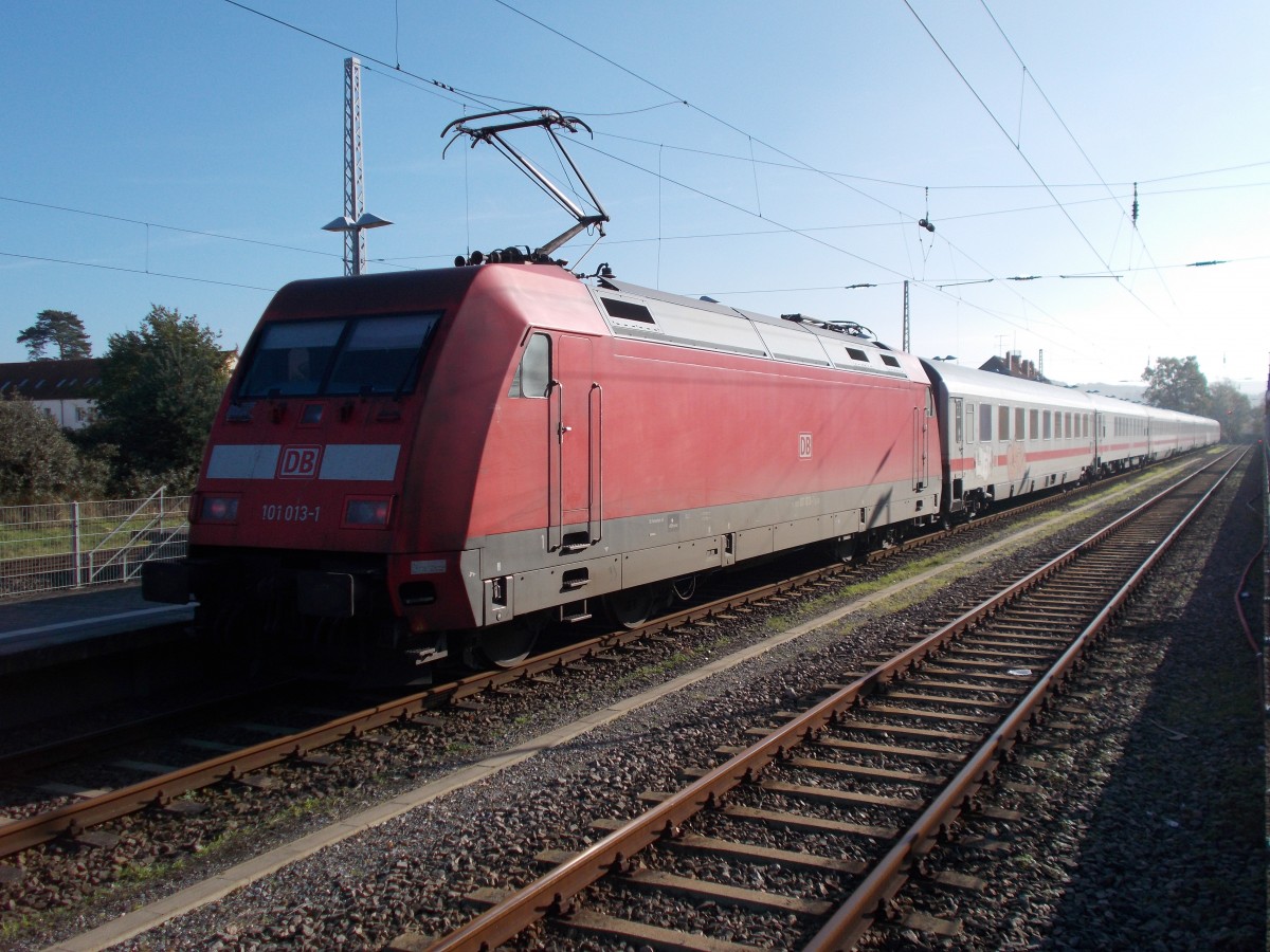 Auf knapp 50 Minuten Kaffeepause konnte sich das Lok-und Zugpersonal in Binz freuen.Aufnahme am 28.Oktober 2014 mit 101 013 und den IC 2184 aus Hannover.