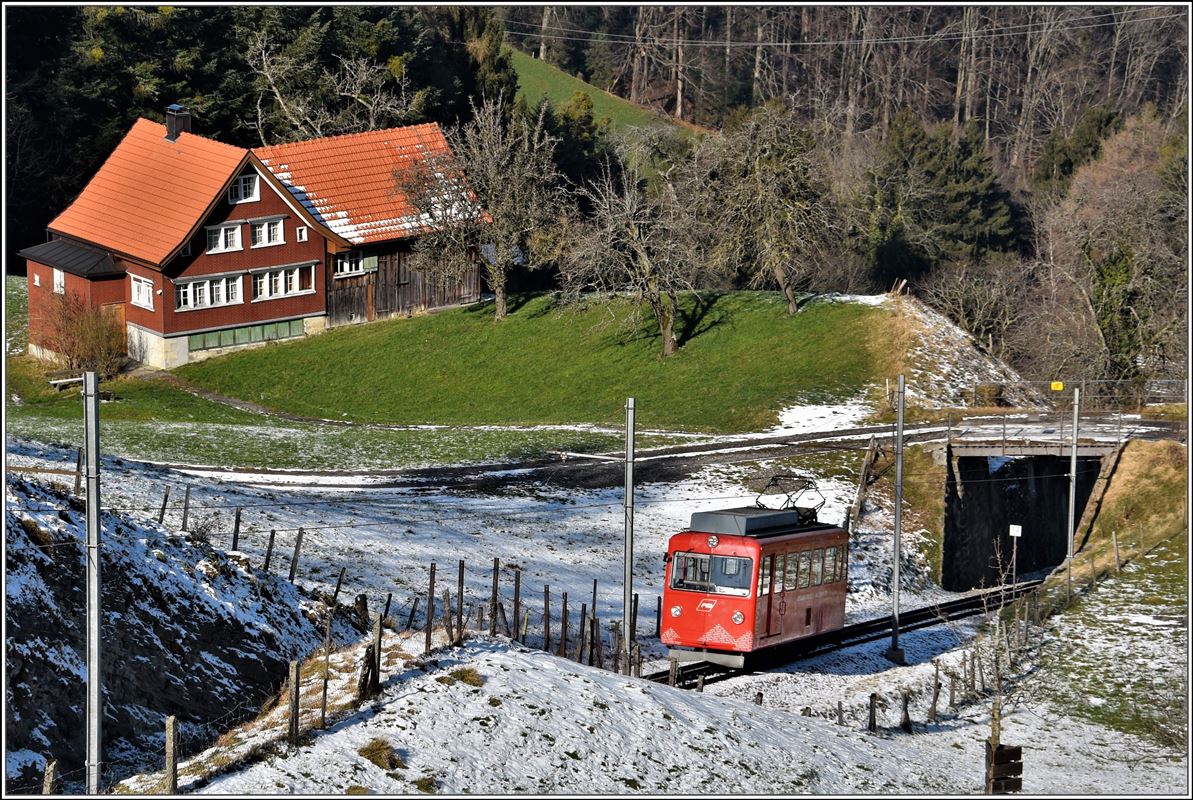 Auf knapp zwei Kilometer überwindet die RhW eine Höhendifferenz von 267m und passiert auch die Schneefallgrenze unterhalb Walzenhausen. (14.02.2018)