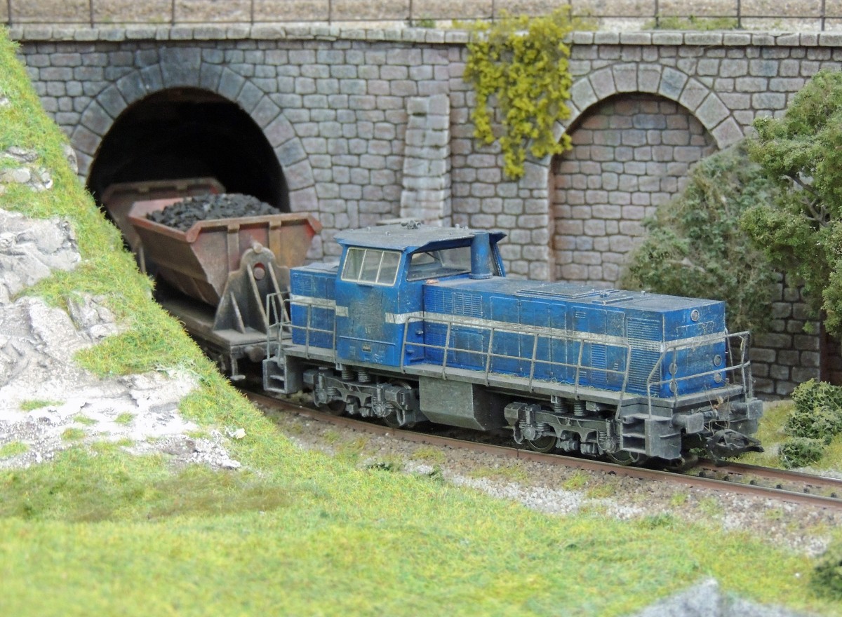 Auf Knopfdruck dreht dieser Kohle-Zug munter seine Runden (Motiv der Holle-Modellbahn Hessisch Lichtenau).