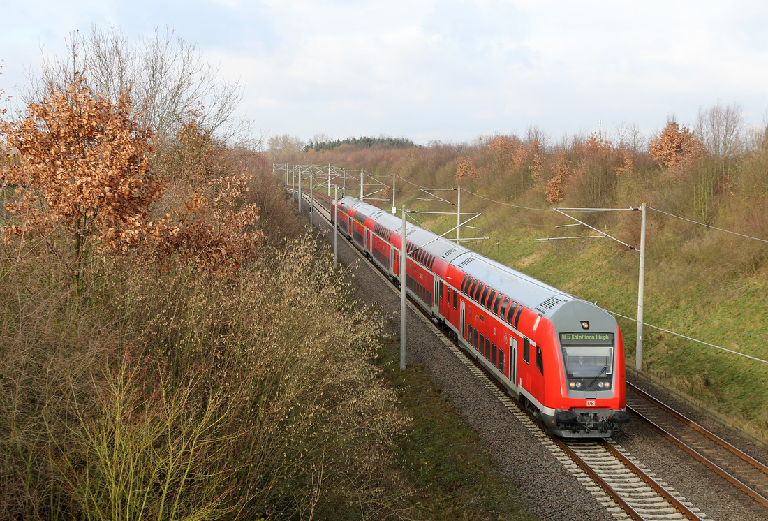 Auf der Kölner Flughafenschleife, unweit von Schloss Röttgen, wurde dieses Foto des Westfalen-Express aufgenommen.
Das Bild entstand am 16. Dezember 2017.