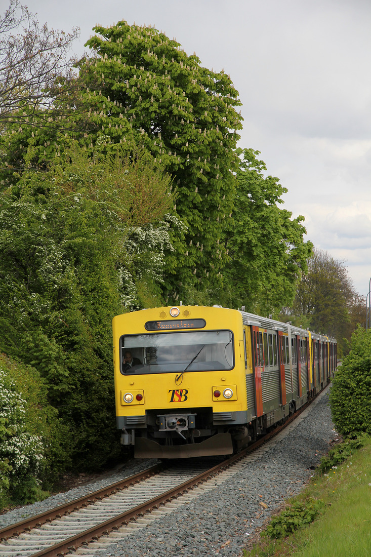 Auf der Königssteiner Bahn, genauer nördlich des Bahnhofs Frankfurt-Höchst, konnte ich diesen aus VT2E gebildete Zug der HLB am 26. April 2017 fotografieren.