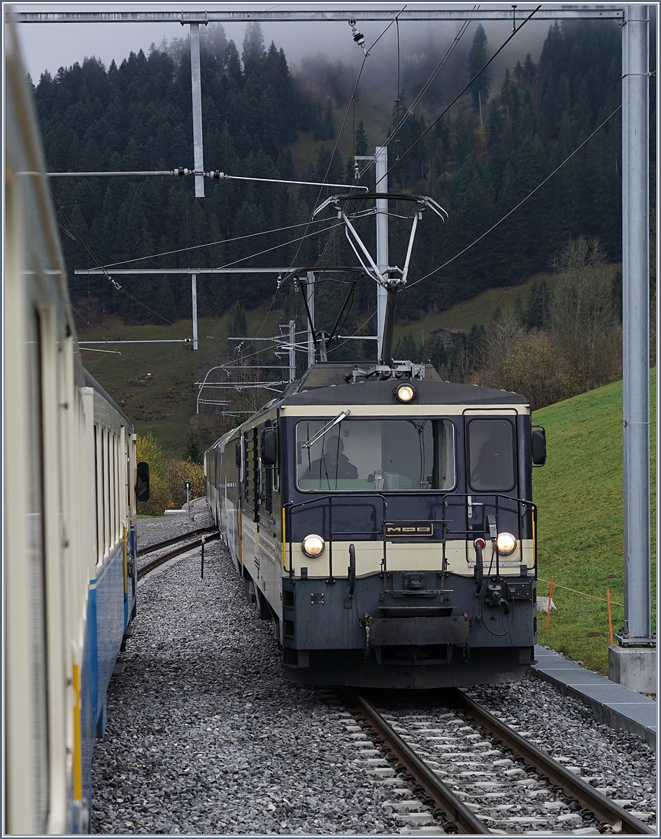 Auf einer Kreuzungstation oberhalb von Zweisimmen wartet unser Zug auf den nun zu sehendne Gegenzug mit einer MOB GDe 4/4 an der Spitze.
30. Okt. 2017