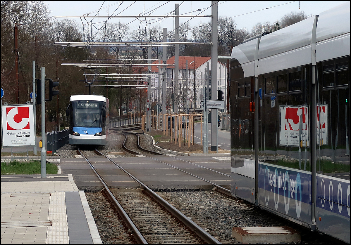 Auf den Kuhberg -

Der äußere Teil des südwestlichen Streckenabschnittes zum Kuhberg der neuen Ulmer Straßenbahnline 2 erhielt einen eigenen Bahnkörper in nördliche Seitenlage zur Römerstraße und dem Egginger Weg. Im Bild die Haltestelle Gewerbeschulen Königstraße, die Blickrichtung geht hinunter Richtung Innenstadt.

28.03.2019 (M)