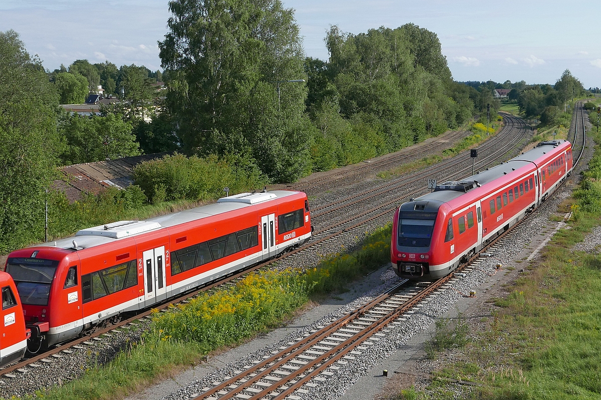 Auf der kurz zuvor begonnenen Fahrt von Aulendorf nach Stuttgart als IRE 3266 fhrt 612 569 an zwei 650ern vorbei, die sich auf der Sdbahn auf Rangierfahrt befinden. Aulendorf, 21.08.2017.