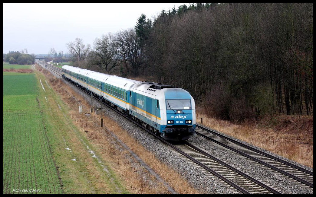 Auf der langen Geraden bei Weinhausen ist hier ALEX 223072 nach München am 22.3.2017 um 9.53 Uhr unterwegs.