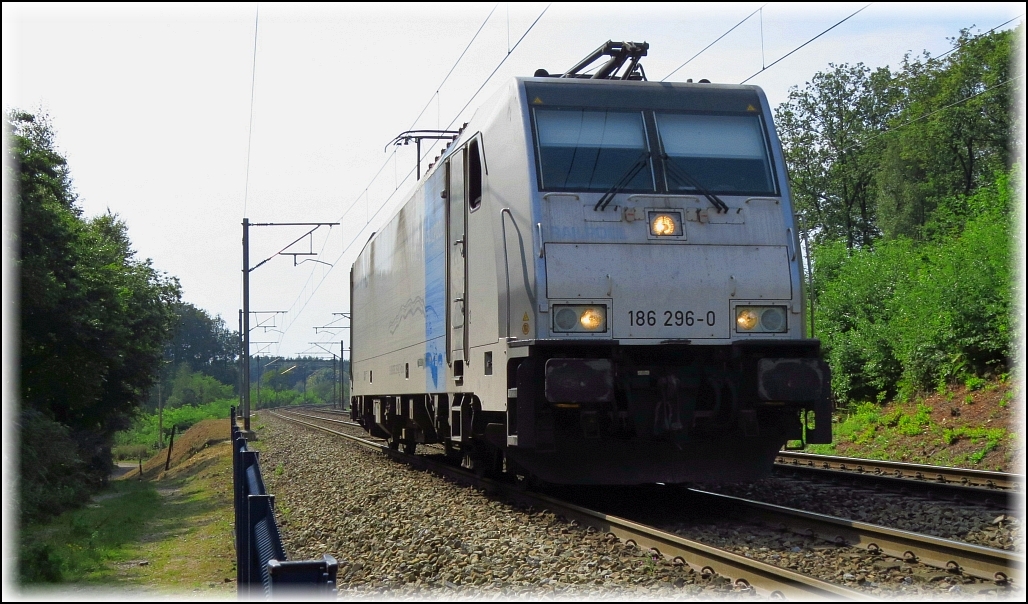 Auf Leerfahrt unterwegs nach Aachen. Die 186 296-0 Railpool Lok. Hier vor die Linse gefahren am 28.08.2019 im Wald bei Moresnet, Belgien.