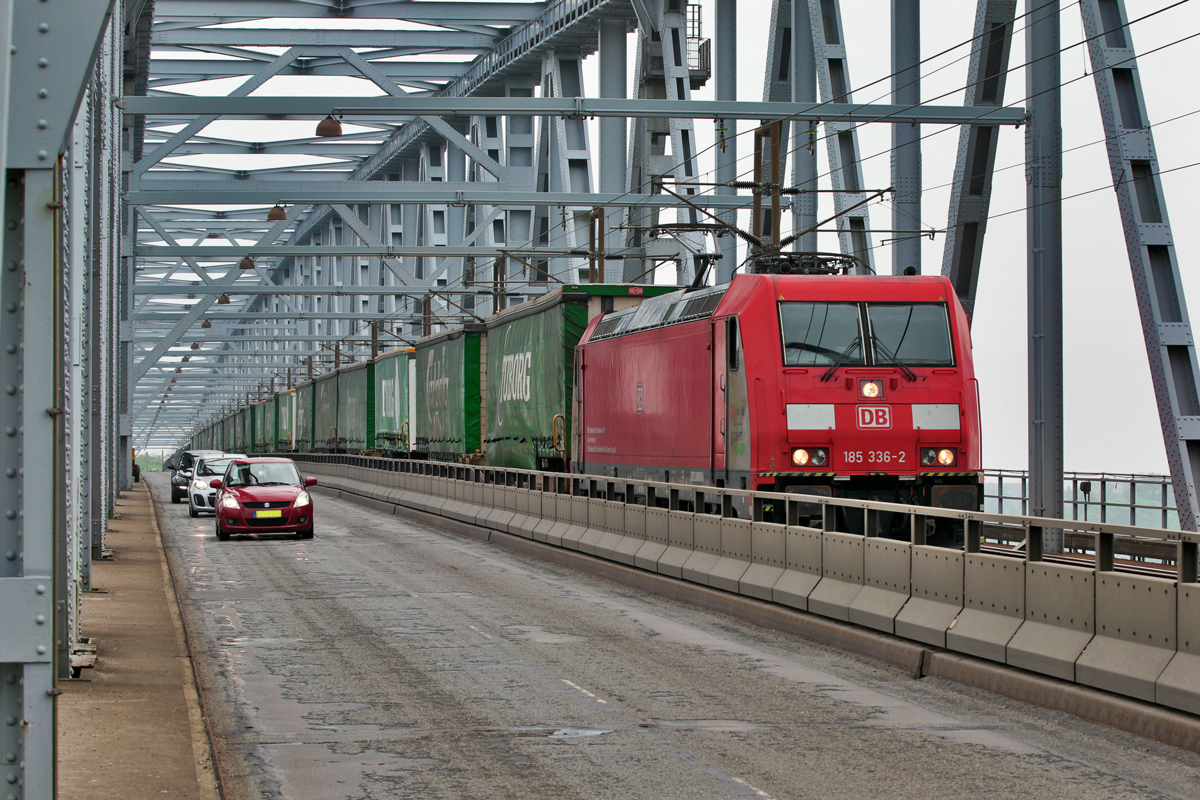 Auf der Lillabaelsbroen über den kleinen Belt donnert die 185 336-2 Green Cargo Lok mit dem Tuborg Bierexpress rascher über die Brücke,als es denn Autos zulässig ist ;-O
Bild vom 20.5.2016