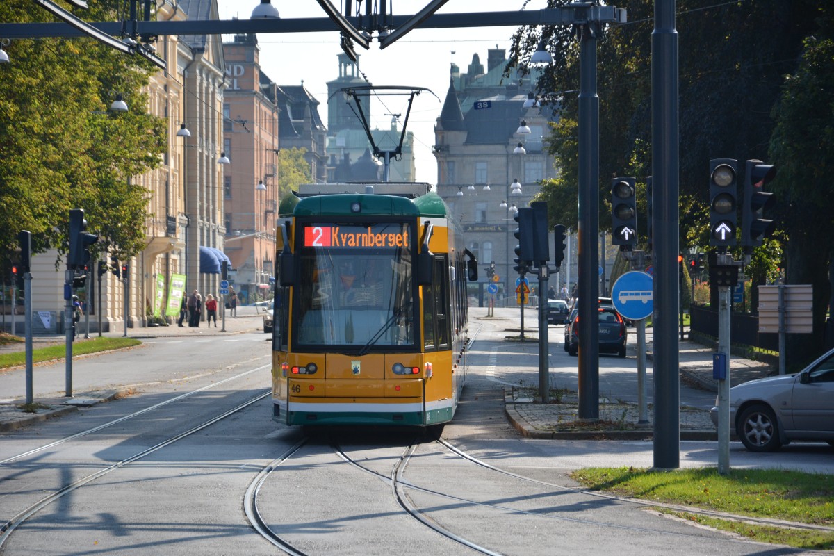 Auf der Linie 2 Richtung Innenstadt fährt diese Niederflurstraßenbahn am 19.09.2014 in Norrköping.