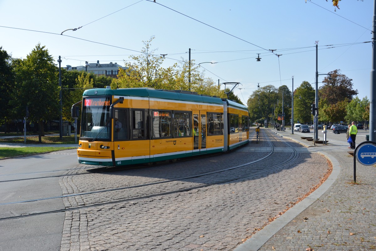 Auf der Linie 2 Richtung Innenstadt fährt diese Niederflurstraßenbahn am 19.09.2014 in Norrköping.
