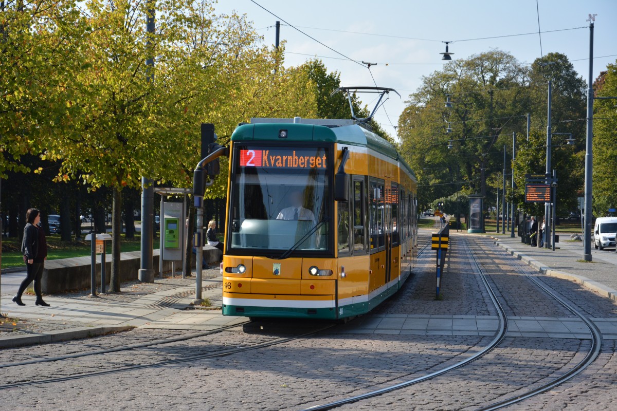 Auf der Linie 2 Richtung Innenstadt fährt diese Niederflurstraßenbahn am 19.09.2014 in Norrköping.