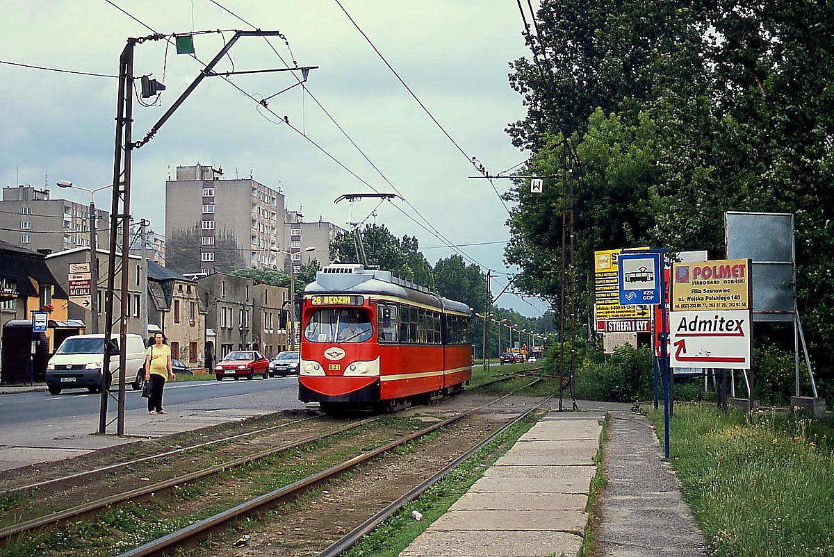 Auf der Linie 26 der Straßenbahn Katowice/Kattowitz von Myslowice nach Sosnowiec ist der Tw 921 (ex Wien E1 4796) am 24.06.2013 an der Haltestelle Dandowka Osiedle unterwegs