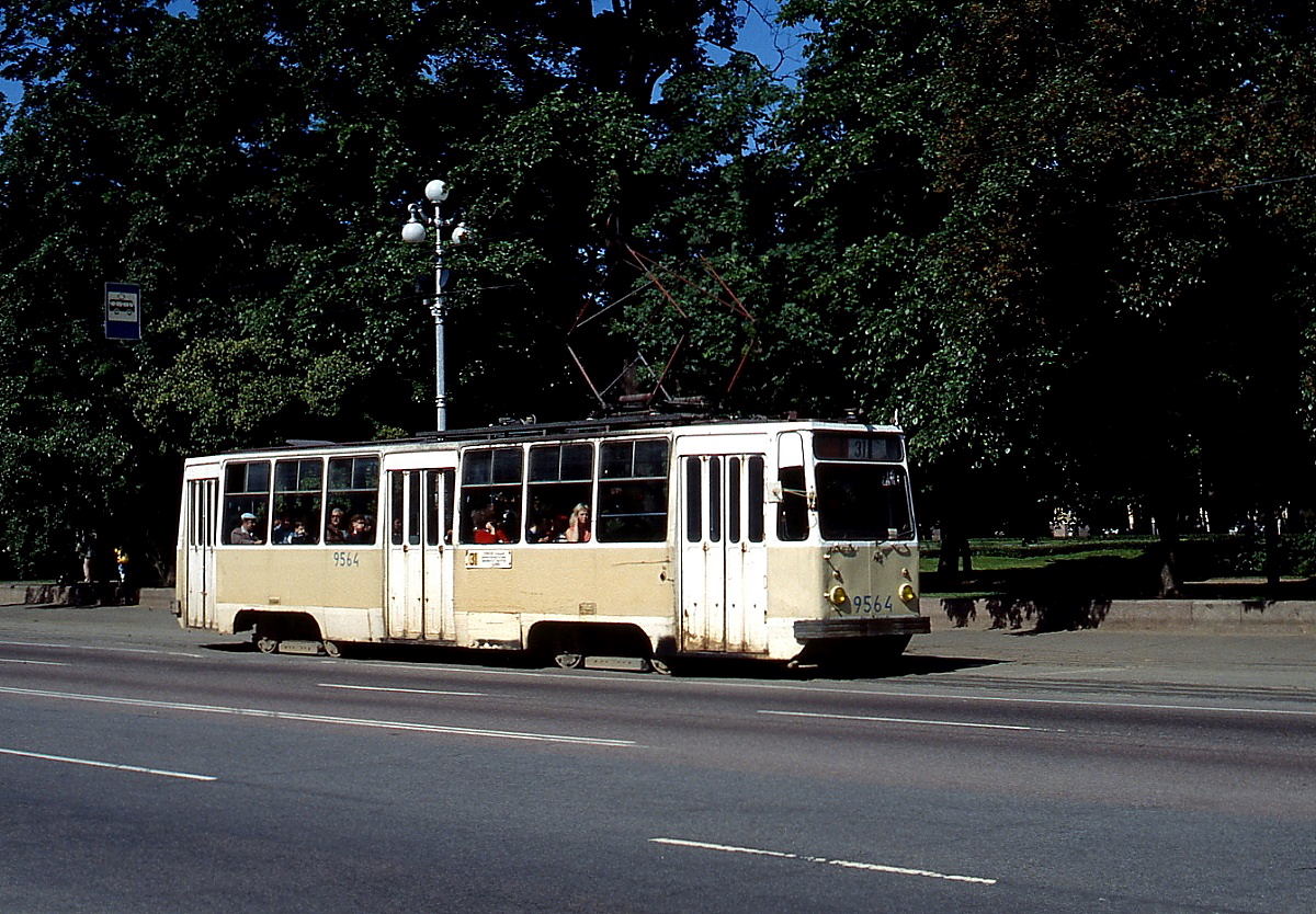 Auf der Linie 31 ist der Leningrader/St. Petersburger Tw 9564 Anfang Juni 1990 unterwegs. So einheitlich der Fahrzeugpark war, so unterschiedlich war doch die Farblackierung.