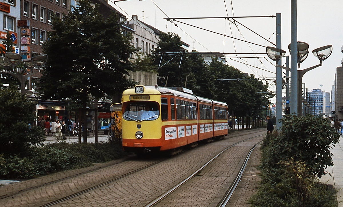 Auf der Linie 904 nach Hüttenheim ist der DVG-Tw 1063 Mitte der 1980er Jahre auf der Königstraße unterwegs