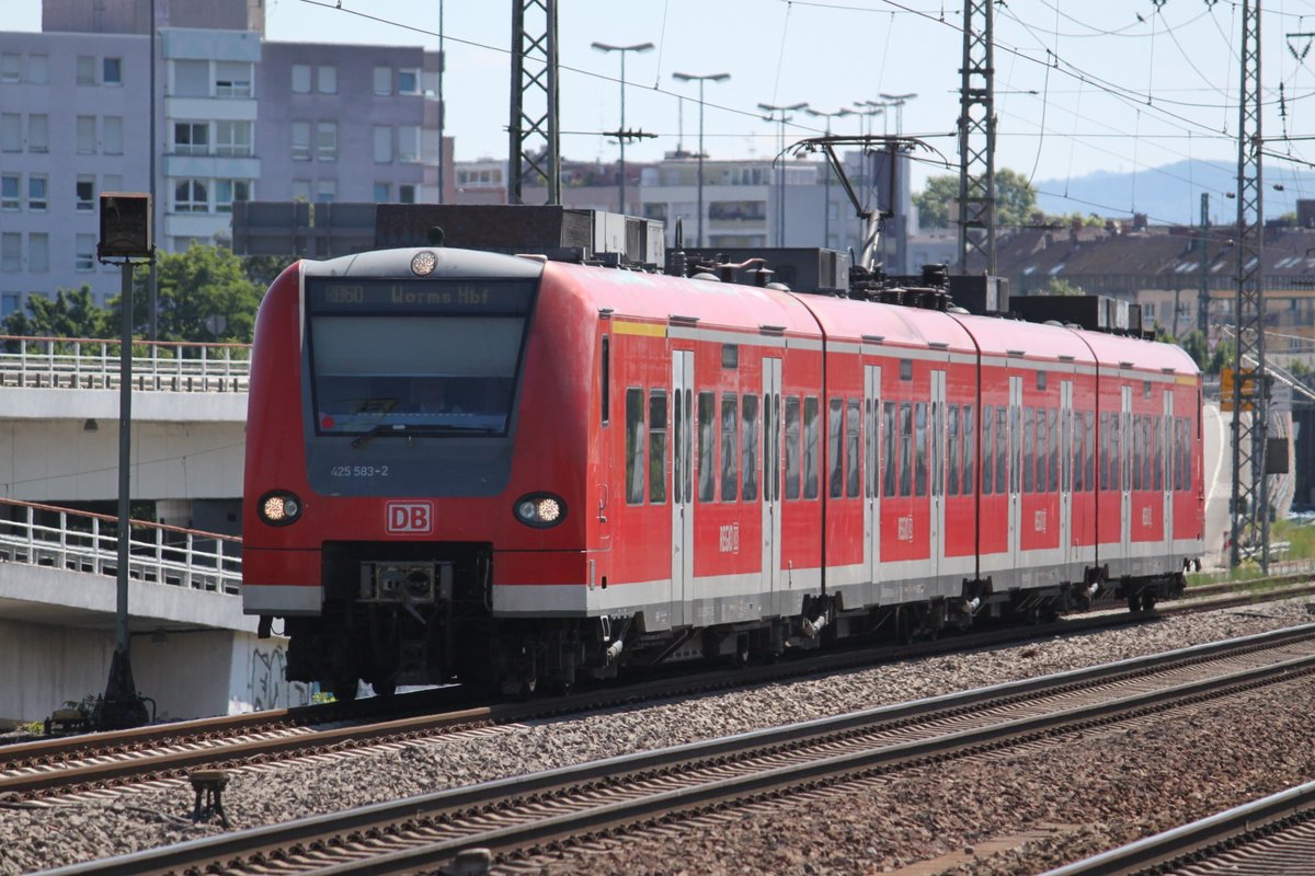 Auf der Linie RB60 nach Worms werden noch die ludwigshafener 425 ohne Redisign eingesetzt. So auch 425 583 die am 26.05.2017 Ludwigshafen Hauptbahnhof erreicht.